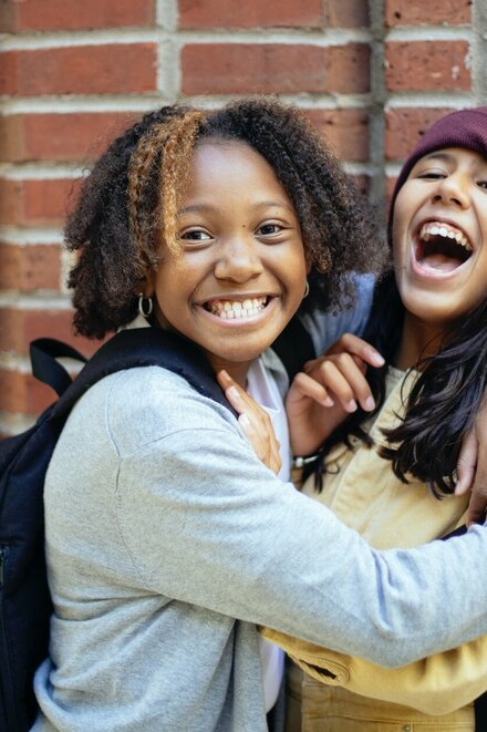Zwei lachende Mädchen.