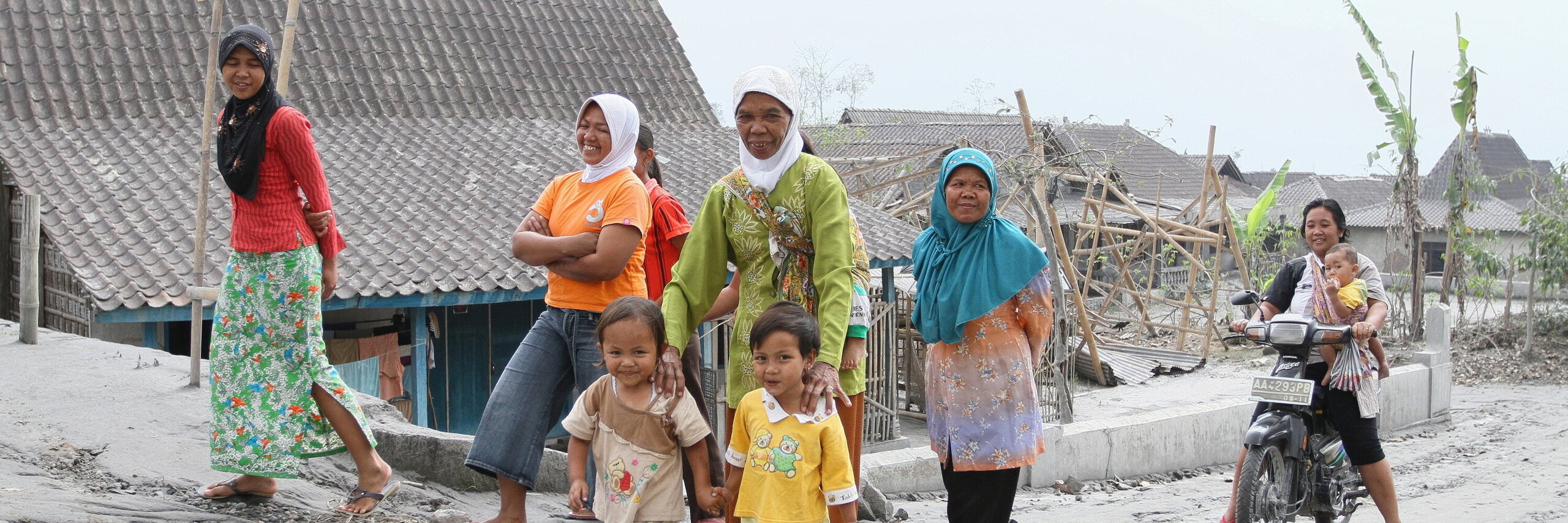 Frauen und Kinder auf einer Straße in Indonesien
