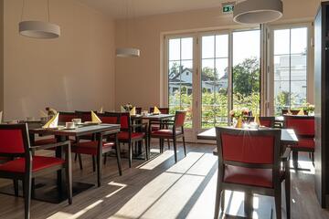 Moderne Cafeteria der Johanniter-Wohnanlage in Bad Wörishofen mit Blick ins Grüne.