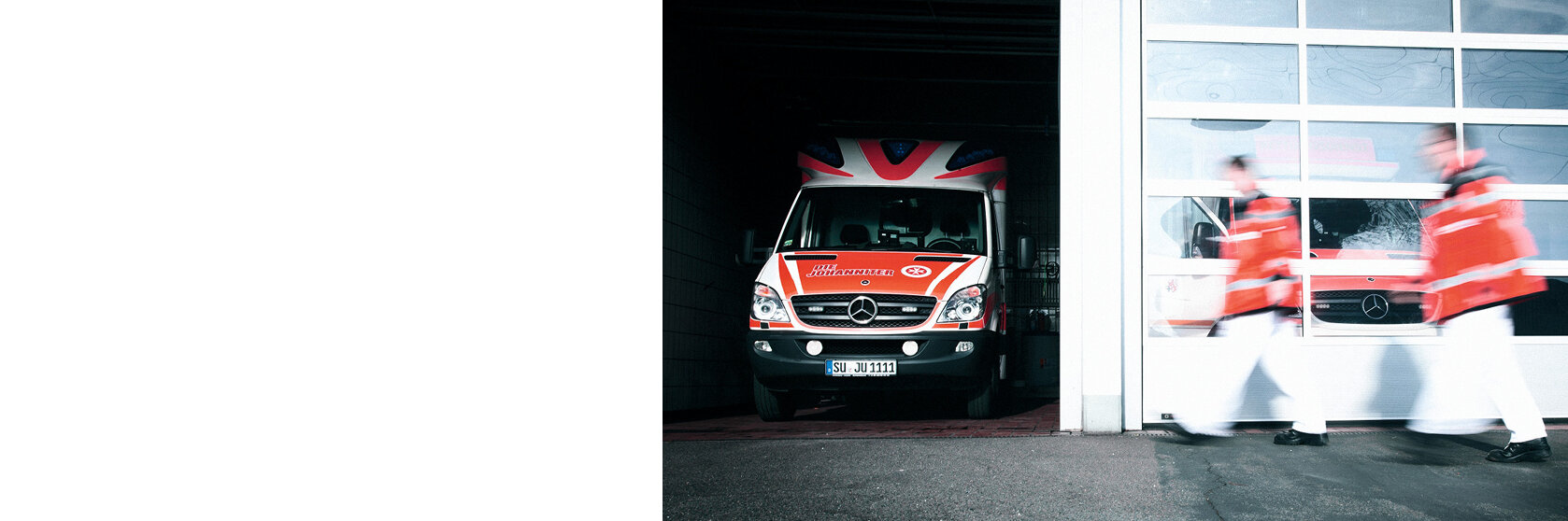 Ein Rettungswagen und Mitarbeitende des Rettungsdienstes der Johanniter-Unfall-Hilfe.