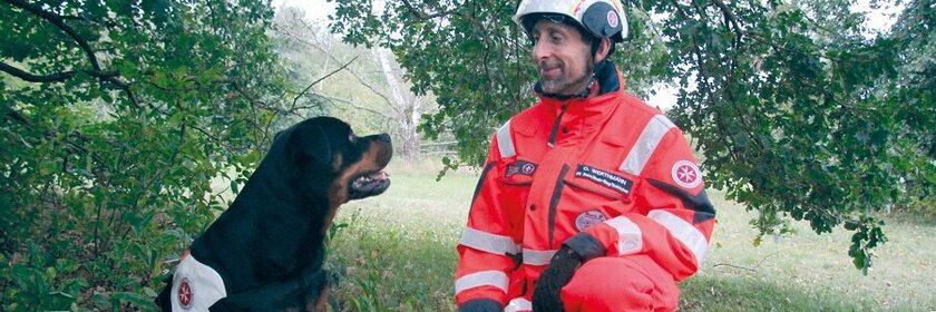 Um in Einsätzen Menschenleben zu retten, müssen die Teams der Rettungshundestaffel regelmäßig trainieren.