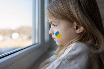 Ukraine Mädchen traurig vor Fenster