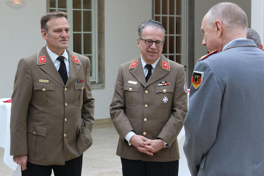 JUH-Präsident und Bundesvorstandsmitglied im Gespräch mit einem Kommandeur der Bundeswehr