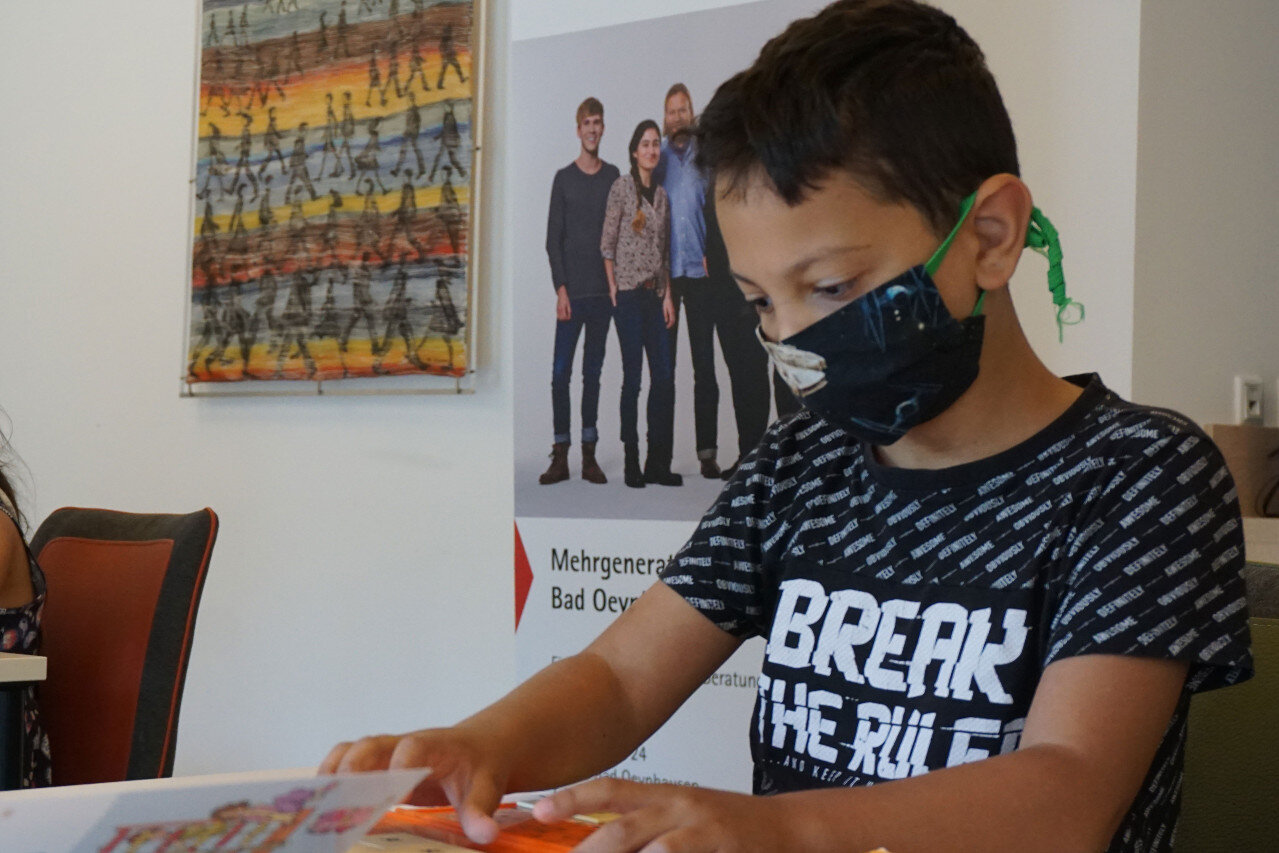 Ein Junge mit medizinischer Atemschutzmaske.