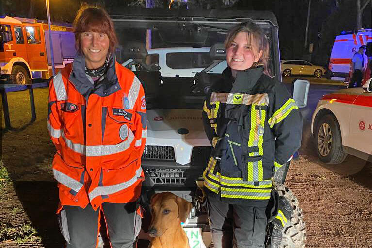 Eine Johanniterin mit Hund und eine Feuerwehrfrau