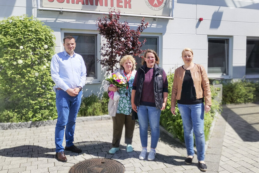 Renate Böehm verlässt den Ambulanten Pflegedienst Lübeck nach 25 Jahren. Yonathan Arnold, Karina Ristau und Sandra Heinrich überreichten Abschiedsgeschenke.