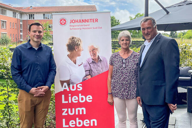 Yonathan Arnold und Silke Peters von der Johanniter-Unfall-Hilfe sowie Eckhard Graf, Bürgermeister von Ratzeburg, begrüßten die Bewohnerinnen und Bewohner bei ihrem ersten Sommerfest in der neu errichteten Seniorenwohnanlage nahe des Küchensees.