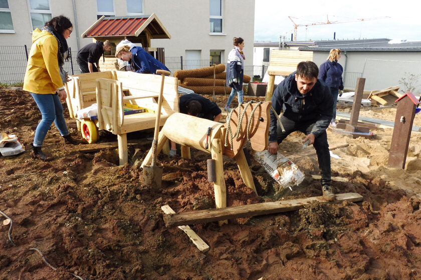 Fleißige Helfer bauen die Spielgeräte für dem Außenbereich der Kita am Wieter in Northeim auf.