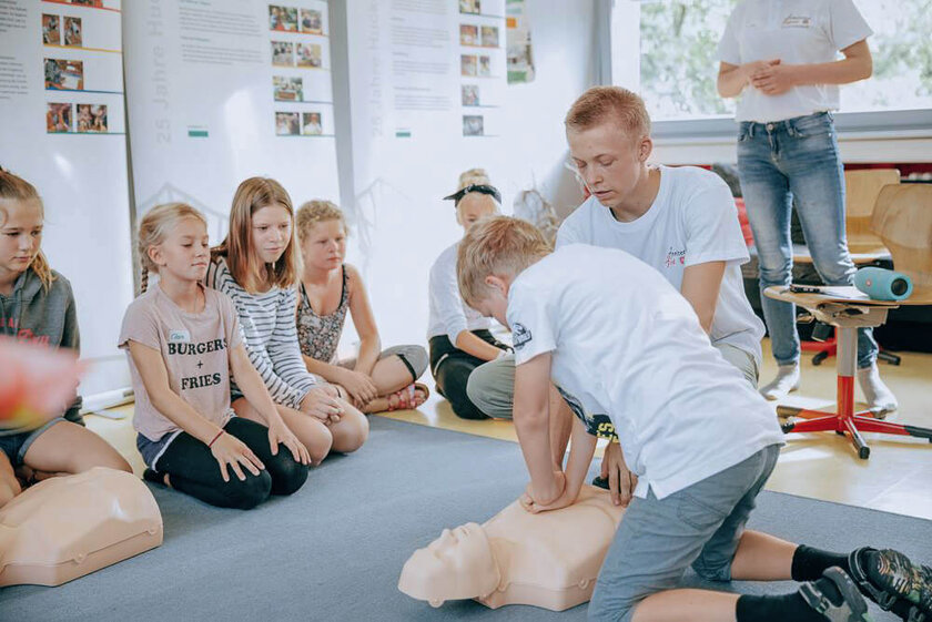 Kinder und Jugendliche lernen bei den Johannitern wie sie Menschen im Notfall helfen können.