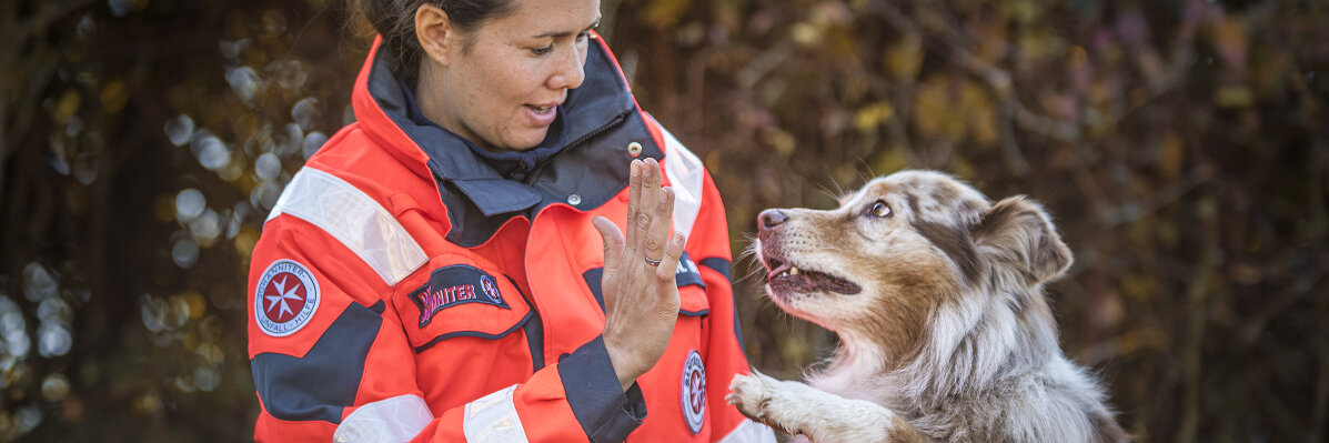 High Five: Hund und Hundeführer bilden in der Johanniter-Rettungshundestaffel ein eingespieltes Team.