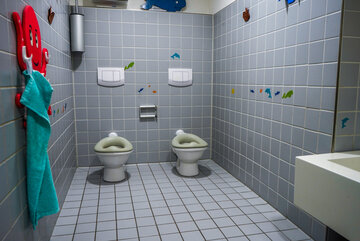 Geräumiges Badezimmer mit Kindertoiletten