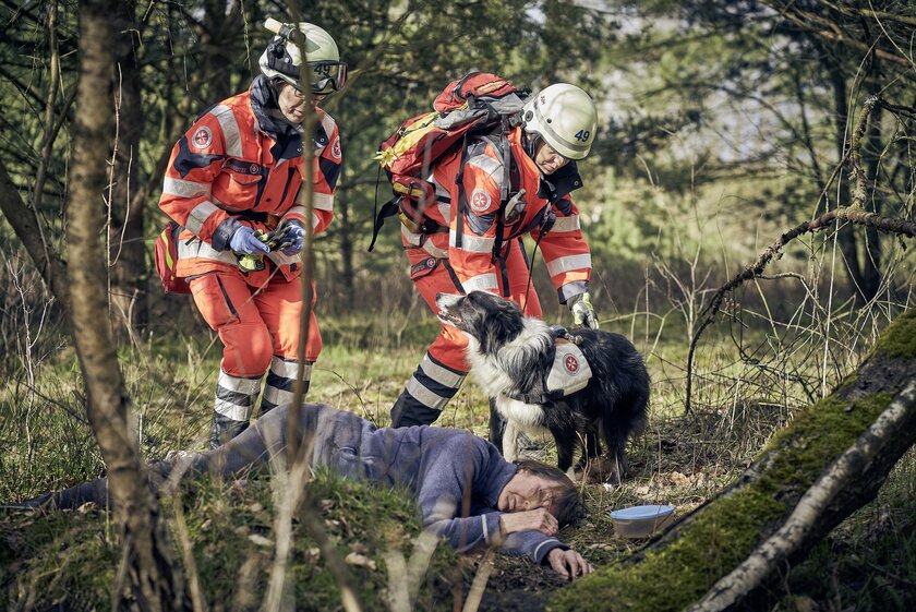 Rettungshundestaffel findet verletzten Mann im Wald.