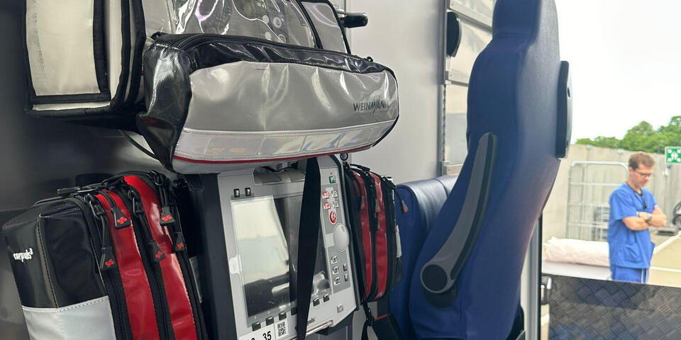 Eine EKG / Defibrillatoreinheit Corpuls 3 hängt in einem Intensivtransportwagen.
