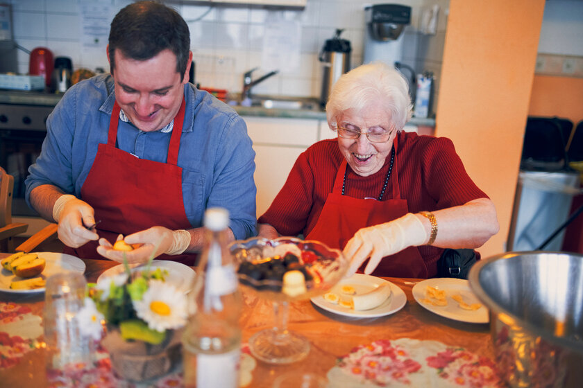 Seniorin hilft mit Freude beim Zubereiten des Nachtisches im Johanniter-Quartier Lübeck