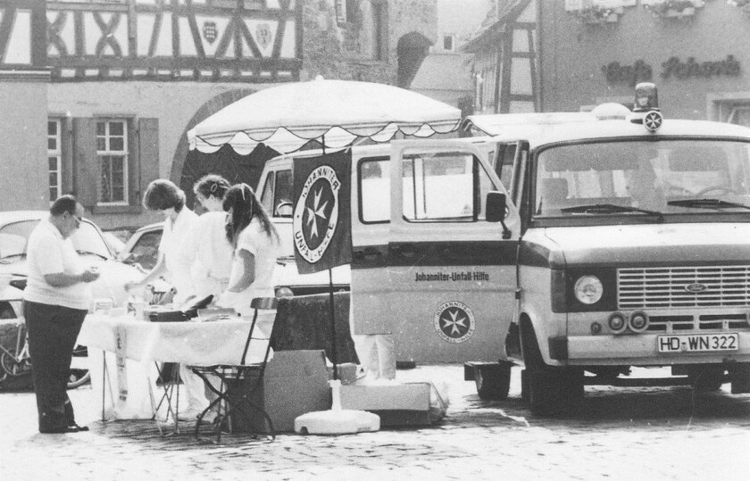 Helferinnen und Helfer des OV Ladenburg bei einer Verbandkasten-Aktion im Jahr 1982.