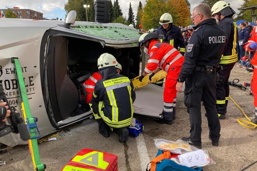 Johanniter und Feuerwehr zeigen die Rettung eines Verletzten aus einem Auto