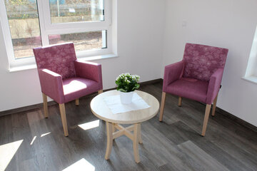 Zimmer mit zwei gemütlichen Sesseln in violet. 