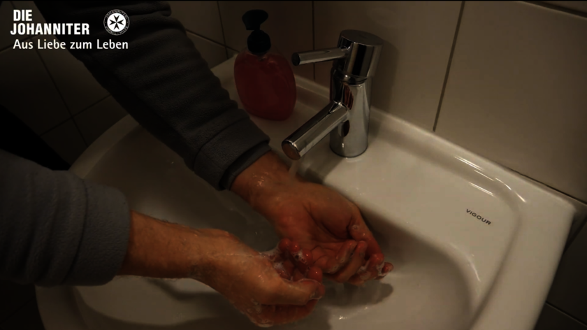 Ein Mann wäscht sich die Hände.