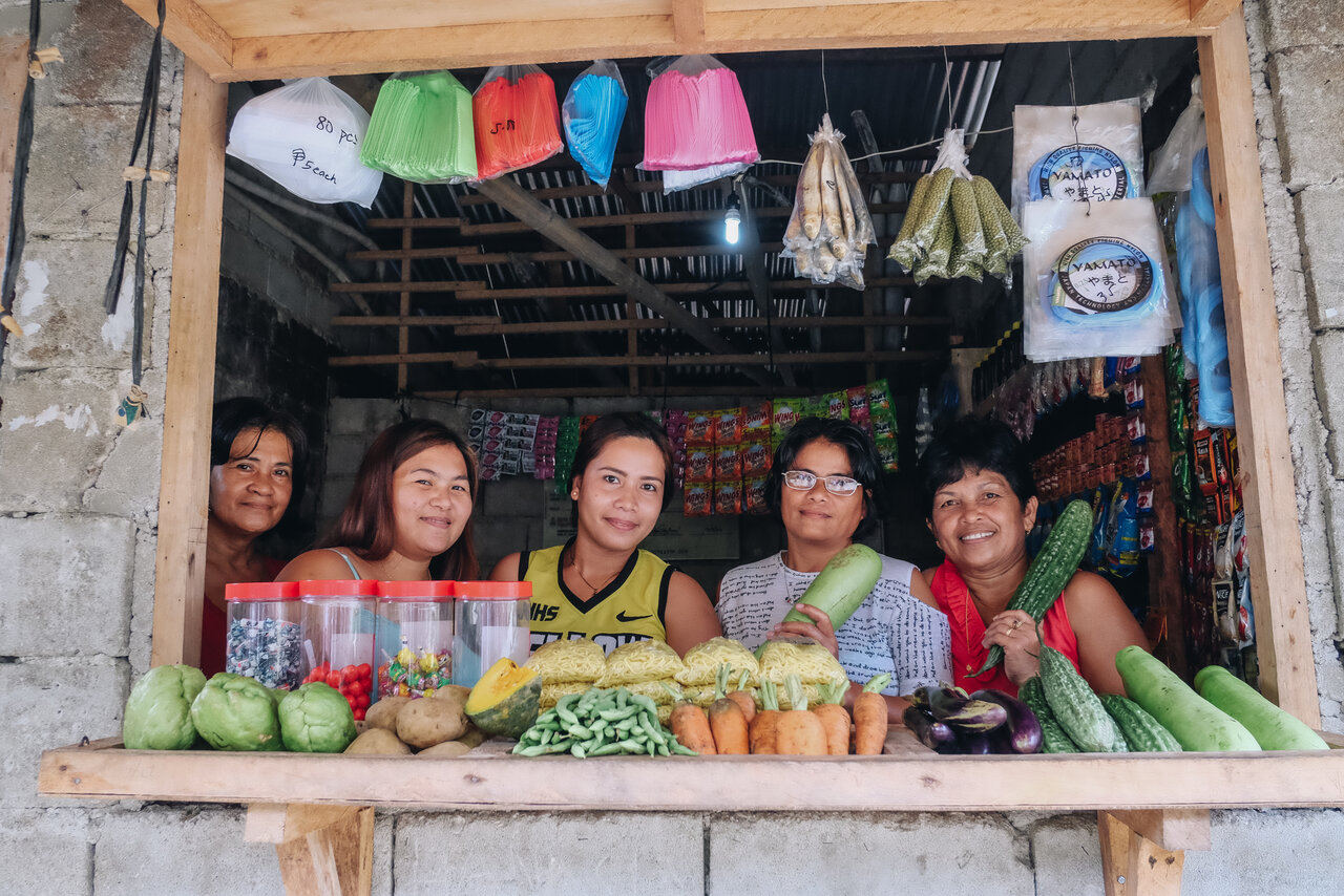 Frauen in einem Gemüsegeschäft auf den Philippinen