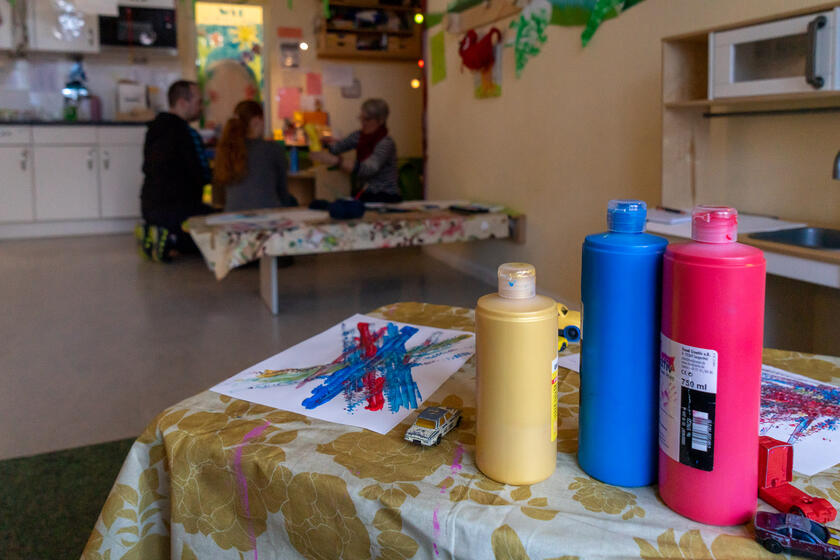 Beim Elternnachmittag zum Thema Lebensordnung wurden die Eltern der Johanniter-Kita Sternschnuppe selbst kreativ und malten mit Spielzeugautos, Gabeln und Schnüren.