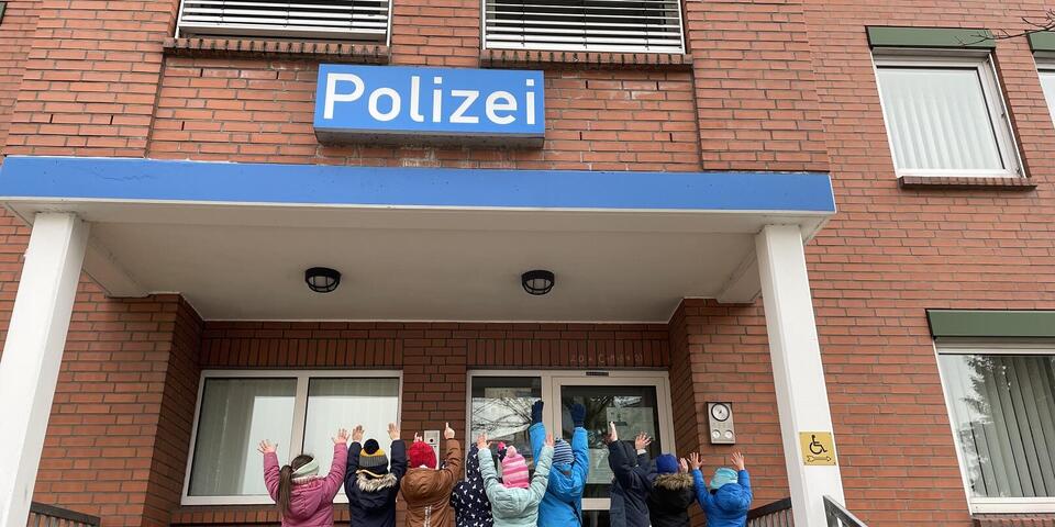 Kinder vor Polizeiwache
