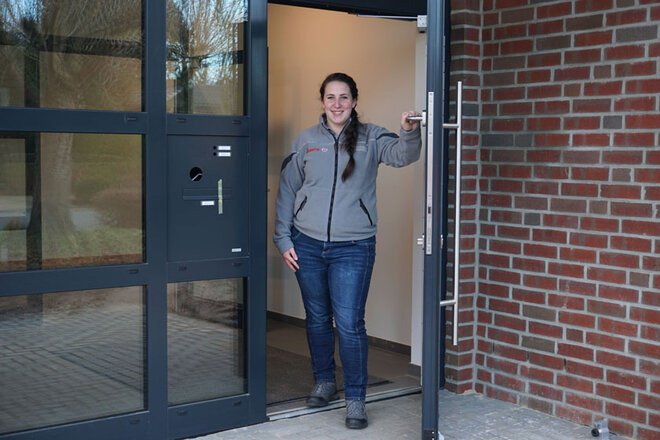 Kita-Leitung Jacqueline Bertram öffnet die Tür zur Kita Westallee.
