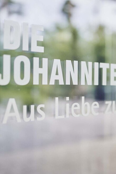 Logo und Slogan der Johanniter