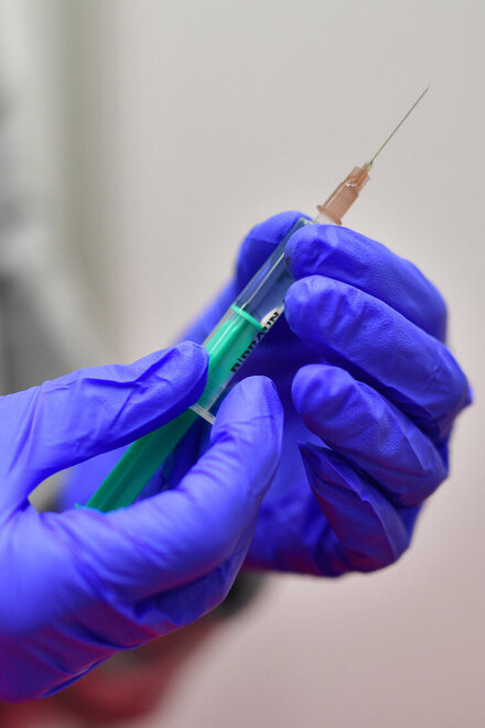 Im Corona-Impfzentrum der Johanniter in Osnabrück wird eine Spritze mit dem Corona-Impfstoff vorbereitet.