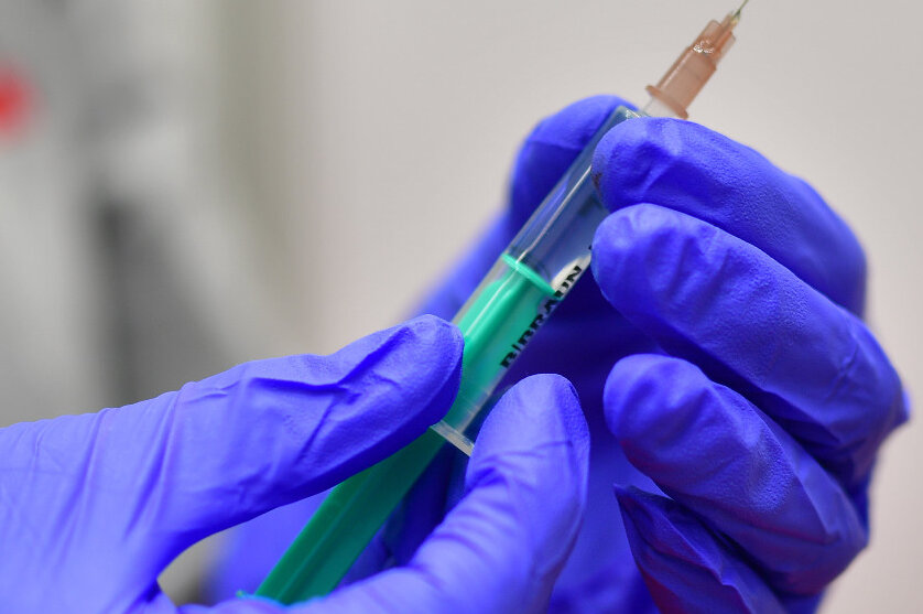 Im Corona-Impfzentrum der Johanniter in Osnabrück wird eine Spritze mit dem Corona-Impfstoff vorbereitet.