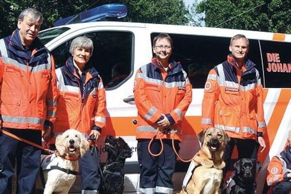 Die ehrenamtlichen Hundeführerinnen und Hundeführer der Rettungshundestaffel Hamburg.