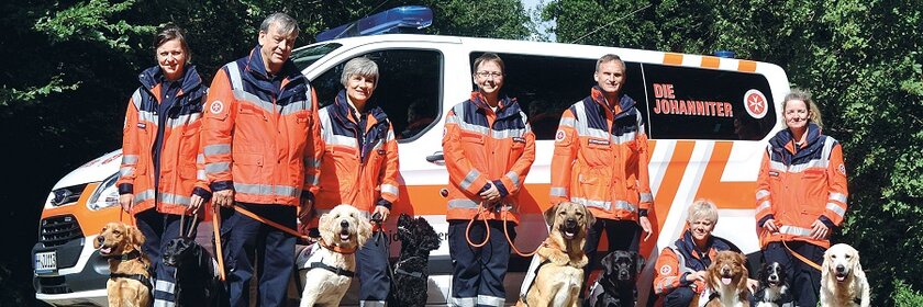 Die ehrenamtlichen Hundeführerinnen und Hundeführer der Rettungshundestaffel Hamburg.