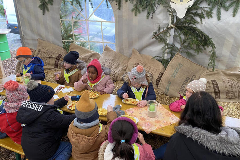 Kinder essen in einem Beduinenzelt