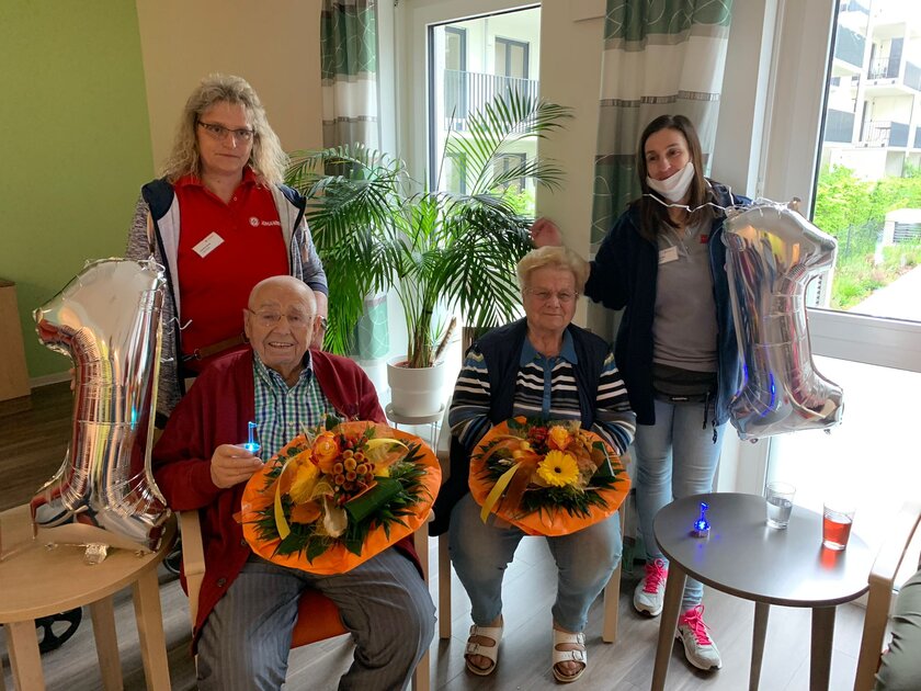 Betreue und Tagesgäste feiern das 1-jährige Bestehen der Johanniter-Tagespflege in Gersthofen