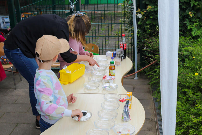 Zucker-Quiz beim Aktionsfest in der Kita Pavillon: Die Kinder der Hummelgruppe lernten, wie viel Zucker sich in manchen Lebensmitteln versteckt.