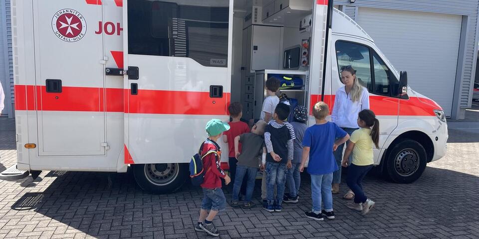 Kinder vor Rettungswagen