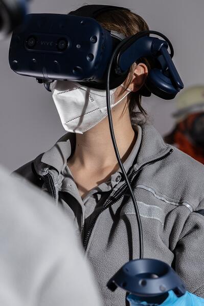 Auszubildende Notfallsanitäterinnen mit VR-Headset.