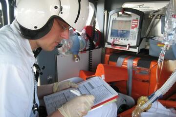 Überwachung und Transport eines Notfallpatienten im Rettungshubschrauber Christoph 4