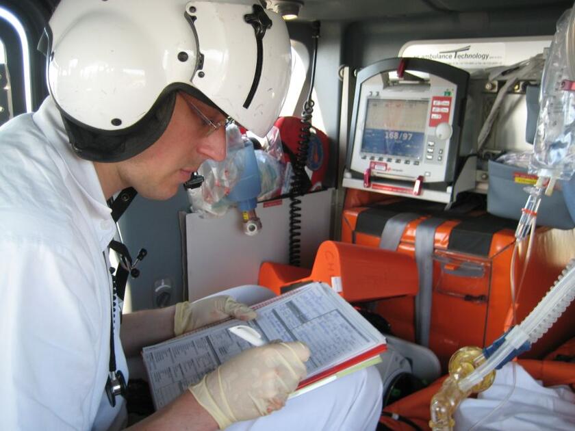 Überwachung und Transport eines Notfallpatienten im Rettungshubschrauber Christoph 4