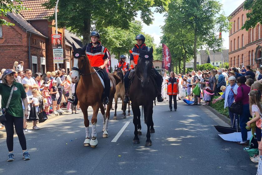 zwei Reiterinnen der Reiterstaffel der Johanniter-Unfall-Hilfe beim Umzug zum Verdener Domweih
