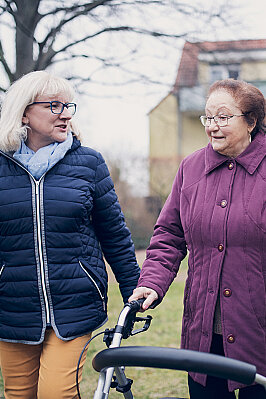 Zwei Damen beim Spaziergang im Garten eines Johanniterhauses