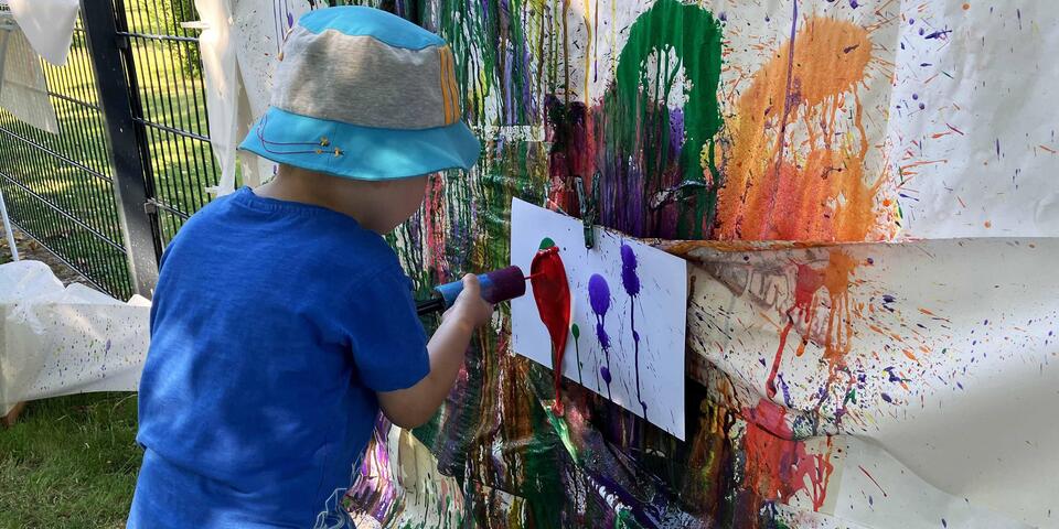 Ein Kind malt.
