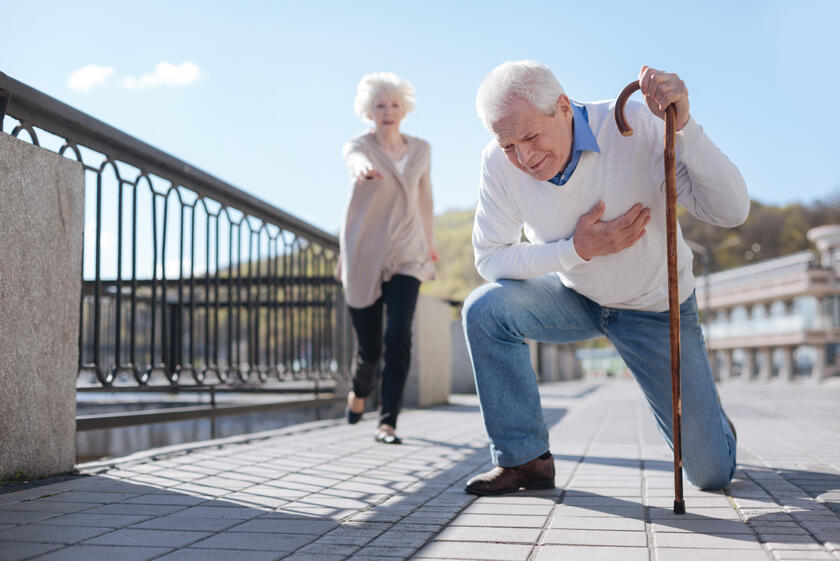 Älterer Mann erleidet einen Herzinfarkt auf dem Bürgersteig