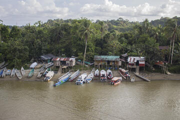 Häuser auf Pfählen und Boote