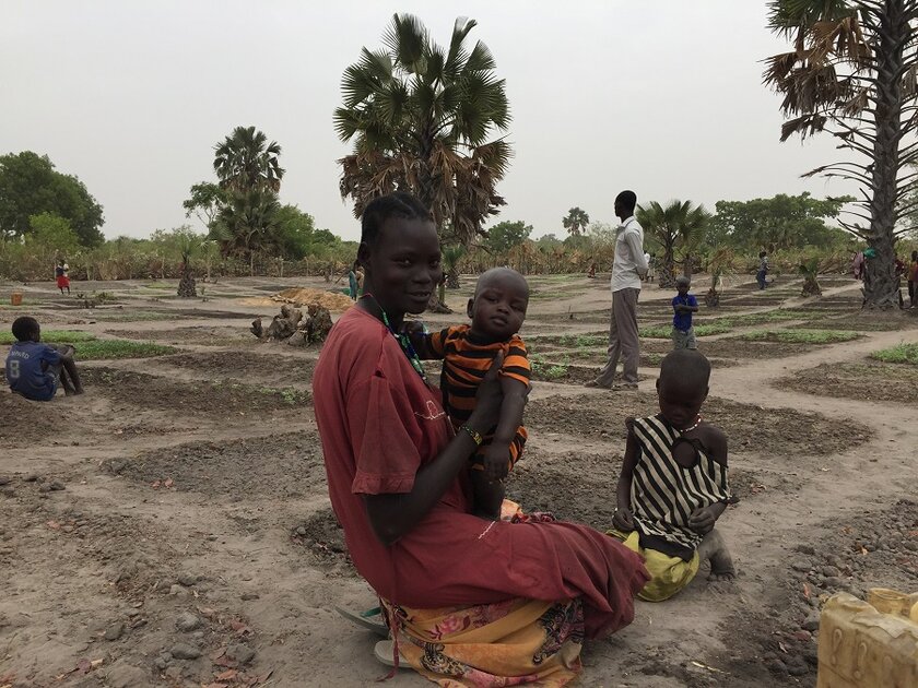 In der Feldschule im Südsudan lernen die Menschen verbesserte landwirtschaftliche Methoden. 