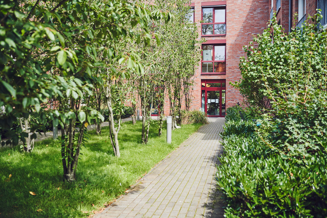 angelegte Gartenwege im Johanniter-Zentrum Kaarst