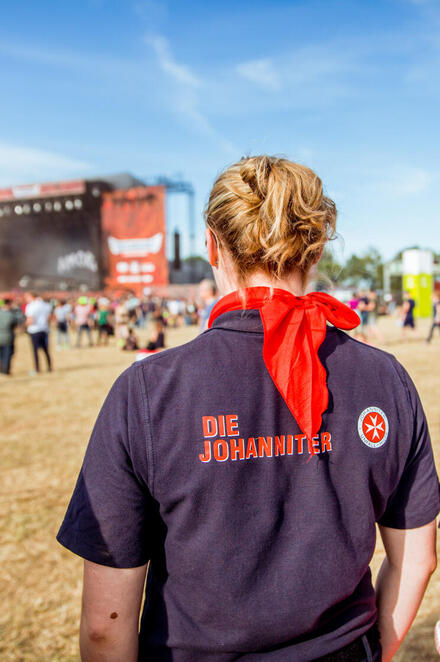 Zwei Helferinnen der Johanniter beim Deichbrand-Festival.
