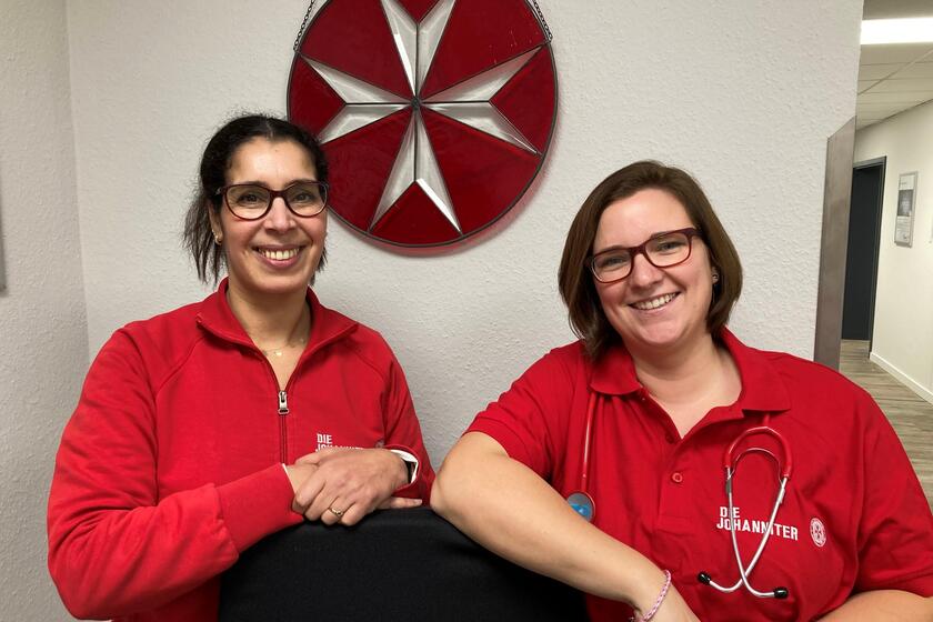 Freuen sich über die abgeschlossene Pflegeausbildung: Absolventin Rabia Schuster (links) und Praxisanleiterin Mandy Lange.