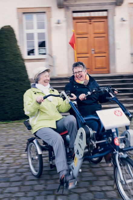 Zwei Damen auf einem Doppelfahrrad in Gronau