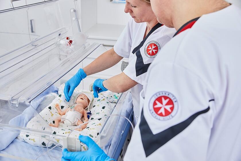 Im praxisnahen Unterricht an der Johanniter-Akademie wird u.a. das Handling von Babys im Inkubator gelernt.