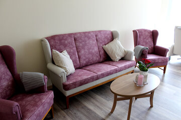 Sofa, zwei Sessel und ein Coachtisch